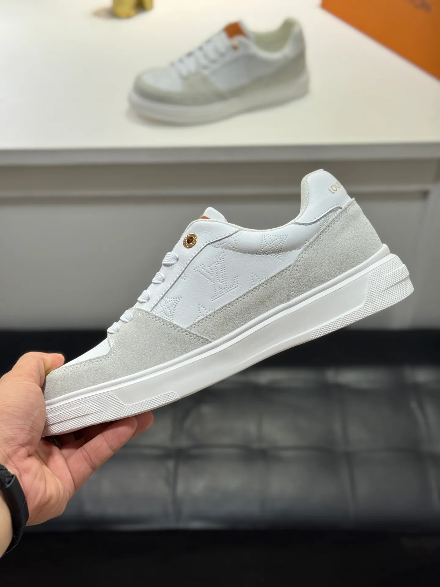 Men's shoes 💰400 [New model] 🌂🌂Top original order - Louis Vuitton®️ Trendy and fashionable yet low-key men's casual shoes, LV cowhide embossed upper, comfortable and breathable, mesh lining, original rubber outsole, 2 colors available ~ a must-have for stylish men. Size: 38-44 (45 customized